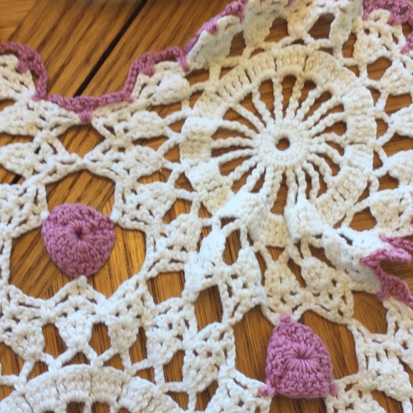 Vintage crocheted table doilie. Large handmade mauve and off white - Picture 5 of 7